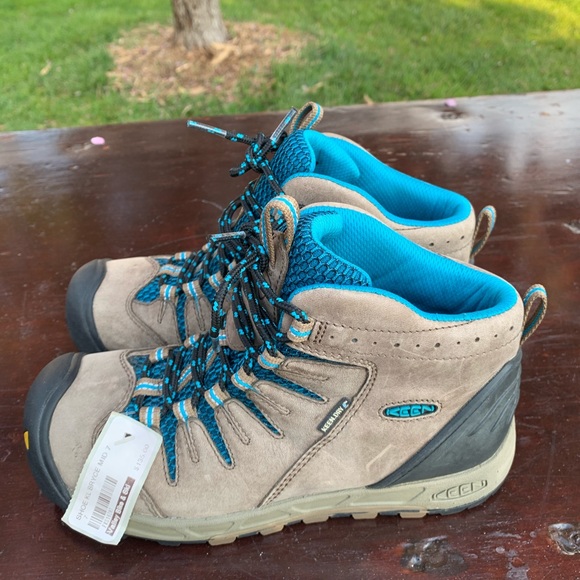 !!SOLD!! WOMEN’S KEEN HIKING BOOTS (SIZE 7) - Picture 2 of 6